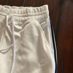 Cream Nike jogger sweatpant
